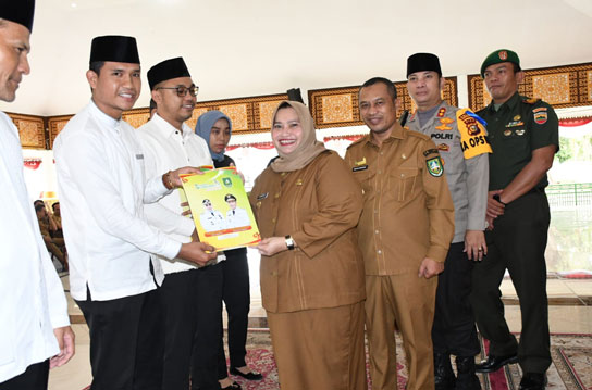Bupati Bengkalis Serahkan 134 SK Kepada Penyuluh Agama Islam