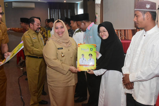 Bupati Kasmarni Serahkan SK Penyuluh Agama untuk Kecamatan Pinggir, Mandau, Bathin Solapan dan Talang Muandau
