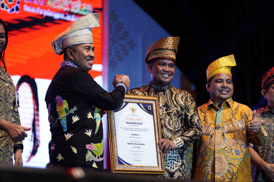 Malam Puncak Hari Jadi Kabupaten Pelalawan Ke-23, Gubri dan Bupati Zukri Sampaikan Program Berobat Gratis