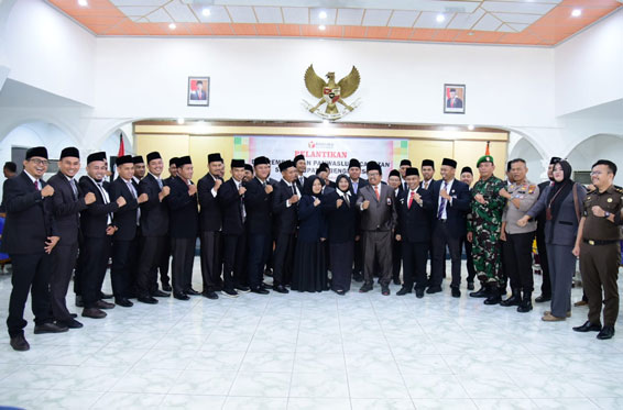 Wujudkan Pemilu Berintegritas, Ketua Panwaslu Bengkalis Kukuhkan 33 Panwascam