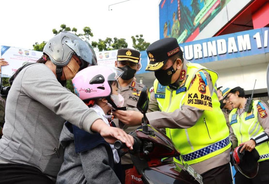 Operasi Zebra Lancang Kuning, Kapolda Riau Turun Langsung Bagikan Helm