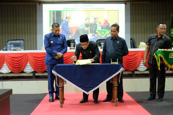 Disaksikan Bupati Adil, DPRD Sahkan Perubahan Perda BUMD PT Bumi Meranti
