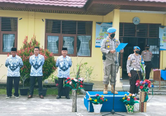 Iptu Anra Nosa SH,MH, Inspektur Upacara Hari Guru Nasional ke 77 di SMAN 1 Kepenuhan