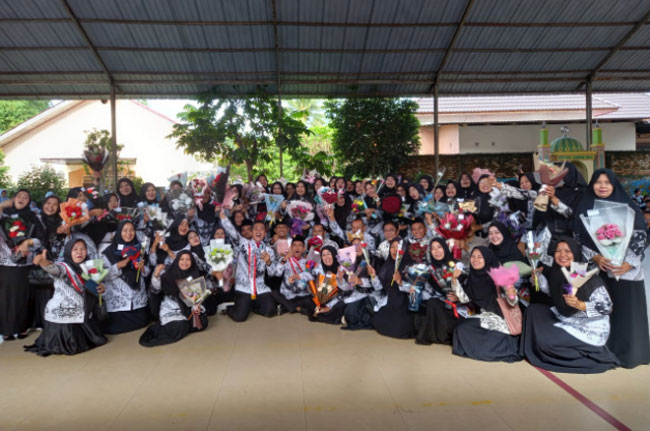 Peringatan HUT PGRI dan HGN 2022, UPT SMPN 1 Bangkinang Kota Pilih Guru Favorit