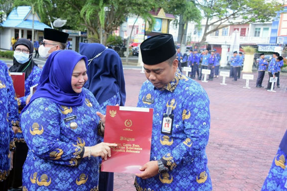 Sempena HUT Korpri Ke-51, Bupati Kasmarni Serah 106 Satyalencana Kepada PNS