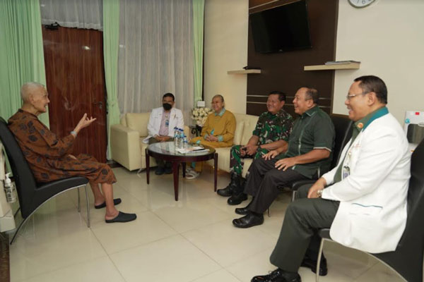 Panglima TNI Jenguk Mantan Wakil Presiden RI Ke-6