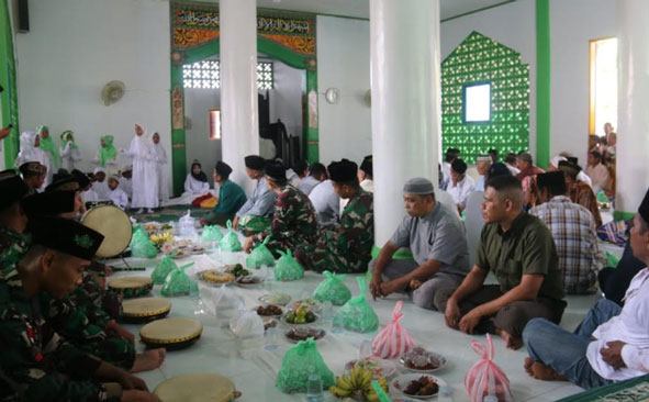 Tim Hadroh Satgas Yonarmed 1 Ramaikan Acara Khataman Al-Qur’an Warga Binaan