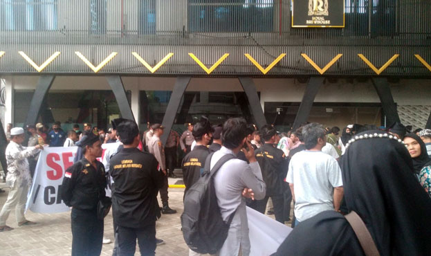 Ratusan Massa Bersama Tokoh Masyarakat Riau Desak Segel KTV Joker Poker