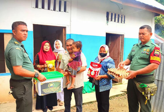 Balita Stunting di Rokan Hulu Dapat Bantuan Sembako dari Bapak Asuh Danrem 031/Wira Bima