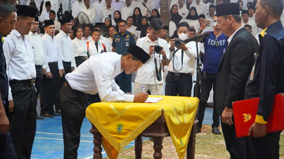 Lantik 938 Anggota BPKep Rohil, Bupati: Bekerjasamalah dengan Penghulu