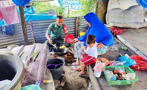 Babinsa Masuk Dapur Antar Sembako dan Masak Makanan Bagi Warga Kurang Mampu di Rohul