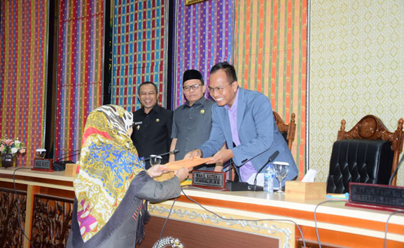 Akan Berdampak Positif Bagi Pembangunan Daerah, Bupati Kasmarni Berharap Dua Ranperda Ini Disahkannya