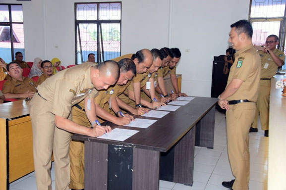 Pejabat dan Karyawan Inspektorat Bengkalis Tandatangani Pakta Integritas