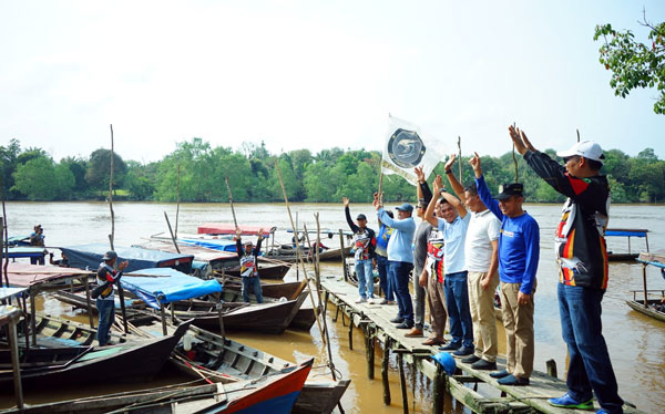 Lestarikan Sungai Siak, Komunitas UFC Mancing Bareng Udang Galah Bersama Bupati Alfedri