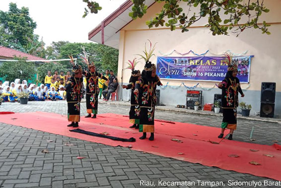 SMPN 16 Pekanbaru Sukses Gelar Pentas Seni, Kepsek dan Guru Ikut Partisipasi