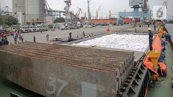 200 Ribu Ton Beras Impor Bulog Masih Terombang-Ambing di Lautan