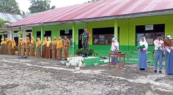 Jadi Pembina upacara di SMA Negeri 1 Bangkopusako, Babinsa: Jadilah Pelajar Berprestasi