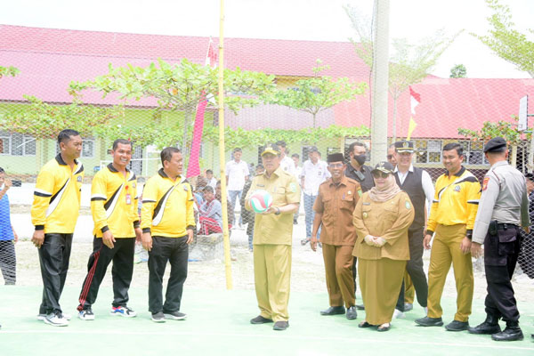 Bupati Kasmarni Dampingi Gubernur Riau Buka Turnamen Bola Voli SMANSIX Gubernur Riau Cup