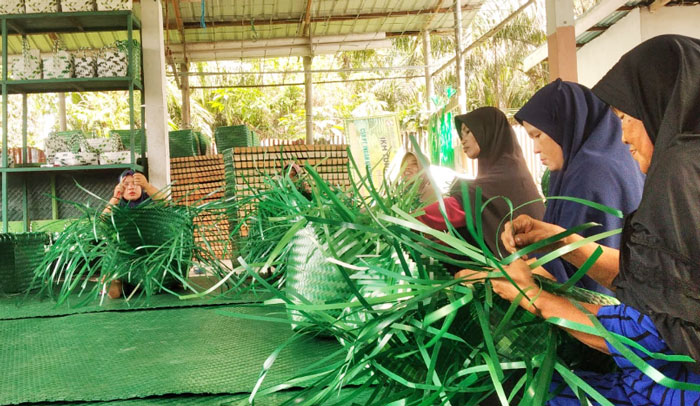 Di Bawah Binaan PT. IKPP, IKM Tunas Harapan Bantu Ekonomi Warga Anyaman Limbah Strapping