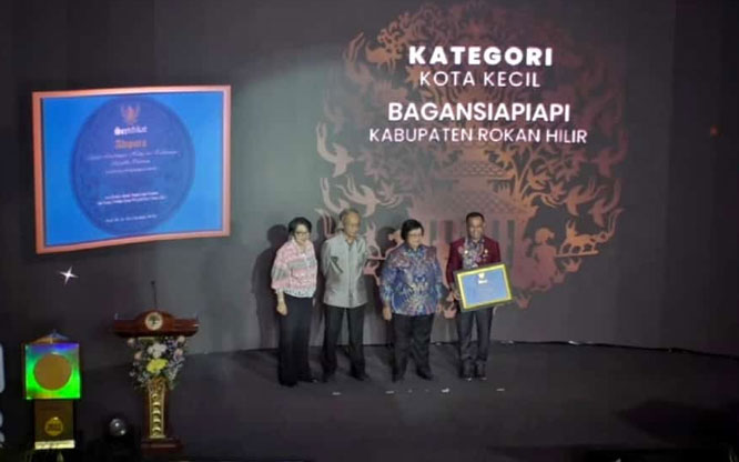 Sekda Rohil Terima Sertifikat Adipura 2022