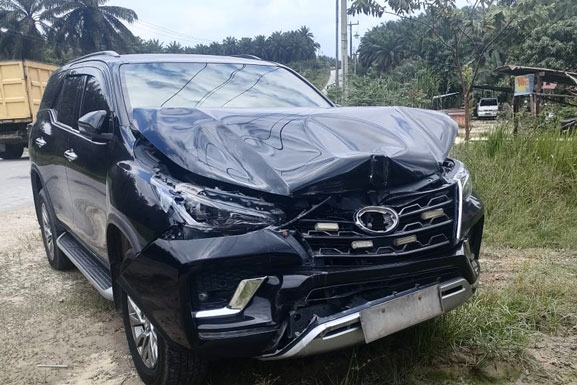 Mobil Dinas Wabup Siak Tabrakan dengan Trailer PT RAPP di Jalan Lintas Siak-Pelalawan