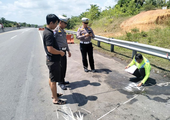 Mengantuk, Supir Tangki dan Penumpang Tewas Usai Menabrak Truk Tronton di Tol Pekanbaru-Dumai