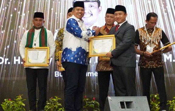 Dukung Pengelolaan Zakat, Bupati Alfedri Raih Penghargaan BAZNAS Award 2023