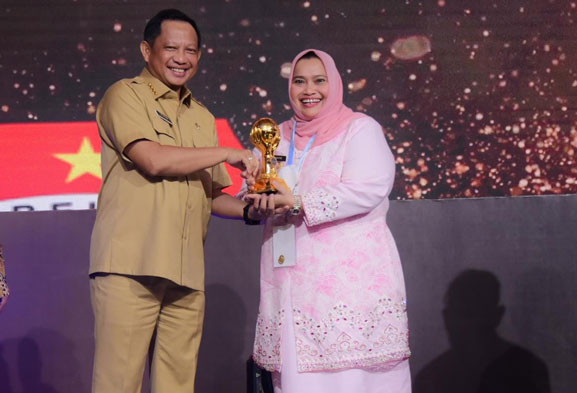 Bupati Kasmarni Terima Penghargaan Universal Health Coverage Award 2023