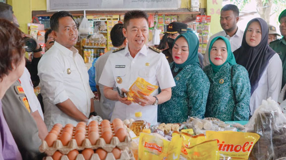 Cek Harga dan Ketersediaan Sembako, Bupati Rohil Bersama Forkopimda Kunjungi Pasar Datuk Rubiah