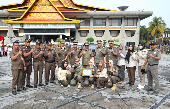 Terima Penghargaan, Sekda Arfan Berharap Kinerja Satpol PP Siak Terus Meningkat