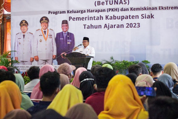 Buka Sosialisasi Beasiswa Keluarga PKH, Sekda Siak: Kesempatan Tidak Datang Dua Kali