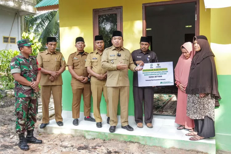 Wabup Husni Serahkan Satu Unit RLH Peduli Baznas Kepada Warga Paluh
