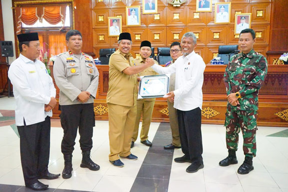 Berkat Capaian Kenerjanya, Kepala BPN Siak Budi Satrya Terima Piagam Penghargaan dari Bupati Alfedri
