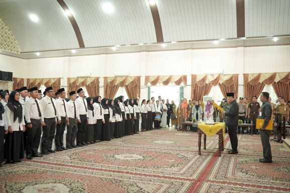 Serahkan Ratusan SK PNS, Bupati Afrizal Sintong Minta PNS Lebih Giat Bekerja