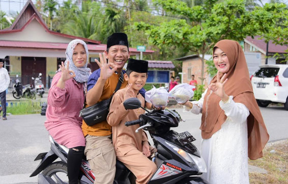 Semarakkan Ramadhan, TP PKK Bengkalis Berbagi Takjil dengan Pengguna Jalan