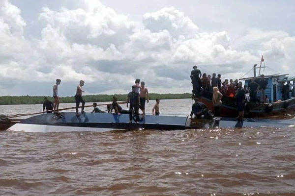 Evakuasi Korban Kapal SB Evelyn Calisca 01 Tenggelam, 23 Selamat 5 Meninggal, 4 Dalam Pencarian