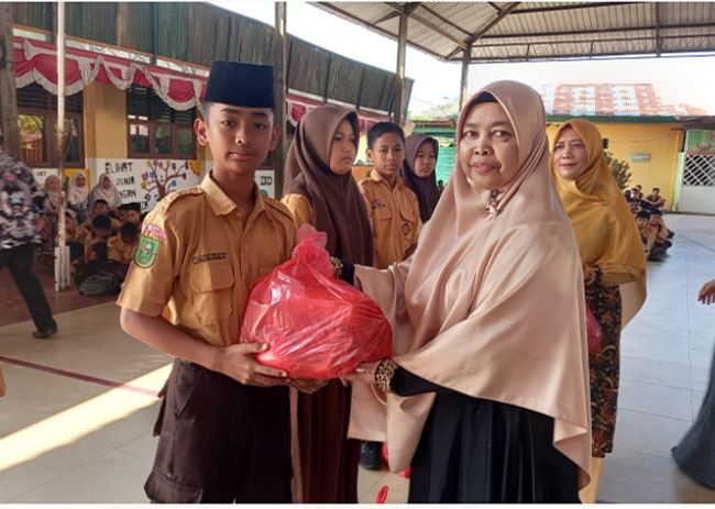 UPT SMPN 1 Bangkinang Kota Serahkan Santunan dan Bantuan untuk Siswa Yatim Piatu
