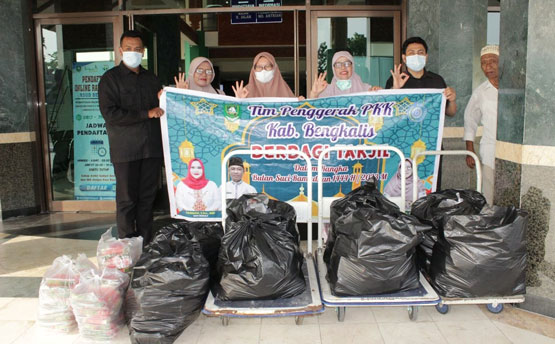 TP PKK Bengkalis Bagikan Ratusan Takjil Kepada Keluarga Pasien RSUD Bengkalis