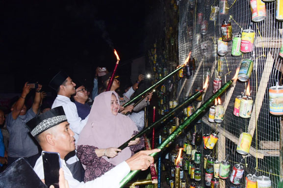 Hidupkan Budaya Lampu Colok, Bupati Kasmarni Apreasiasi Semangat Melestarikan Khasanah Melayu