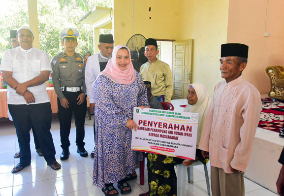 Bupati Bengkalis Serahkan Bantuan Penampung Air Hujan di Desa Buruk Bakul
