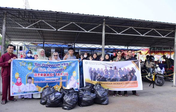 Pengguna Jasa Penyeberangan Roro Air Putih Dapat Takjil Gratis dari TP PKK Bengkalis