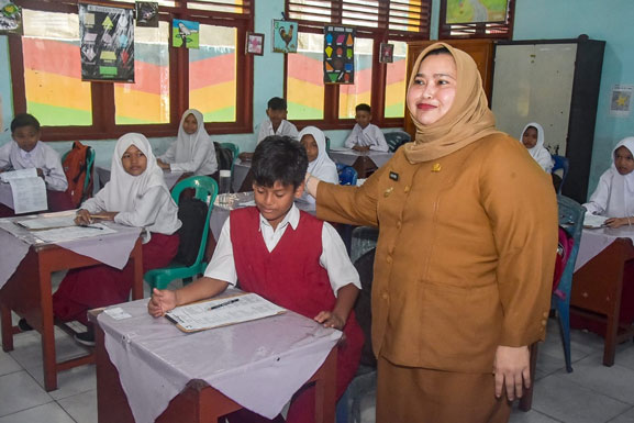 Tinjau Asesmen Sumatif SD dan SMP di Mandau Pinggir, Bupati Kasmarni Harapkan Lulus Semua