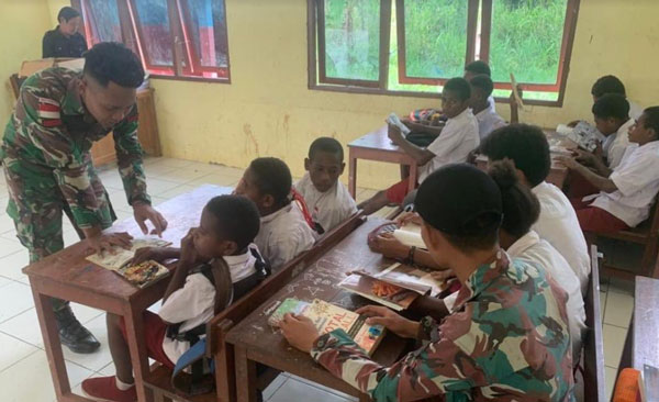 Ayo Membaca, Satgas Yonif 143/TWEJ Bagikan Buku Gratis Kepada Siswa Di Papua