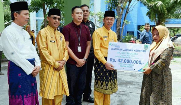 Bupati Rohil Serahkan Santunan BPJS Kepada Almarhum Pegawai Satpol PP