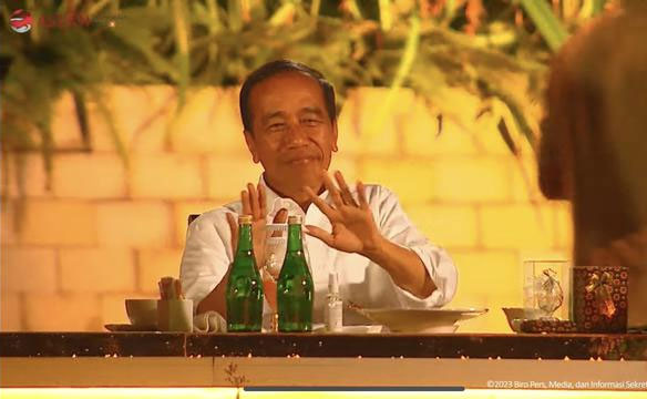 Dengar Lagu 'Gemu Fa Mi Re' Jokowi Asyik Berjoget di Sesi Makan Malam KTT ASEAN ke-42