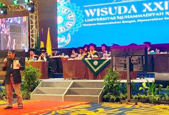 Aris Abeba Baca Pusi di Wisuda ke-24 Universitas Muhammadyah Riau