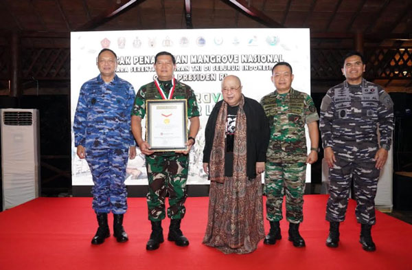 Tanam Mangrove Secara Serentak, Mabes TNI Raih Rekor Muri