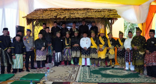 Dr H Griven H Putra Dinobat Sebagai Datuk Sati Diraja Rantaubaru