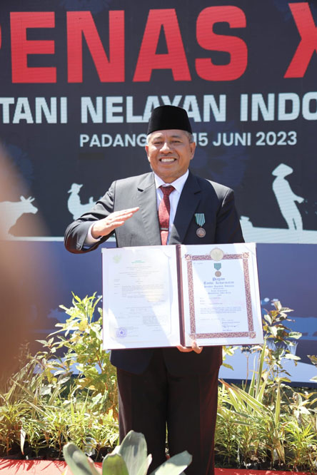 Bupati Siak Terima Penghargaan Satyalancana Wira Karya Pembangunan Bidang Pertanian dari Jokowi