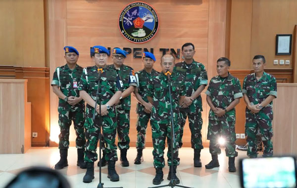 Tim SAR TNI Gabungan Berhasil Mengangkat Seluruh Korban Musibah Pesawat SAM Air di Puncak Pegunungan Papua